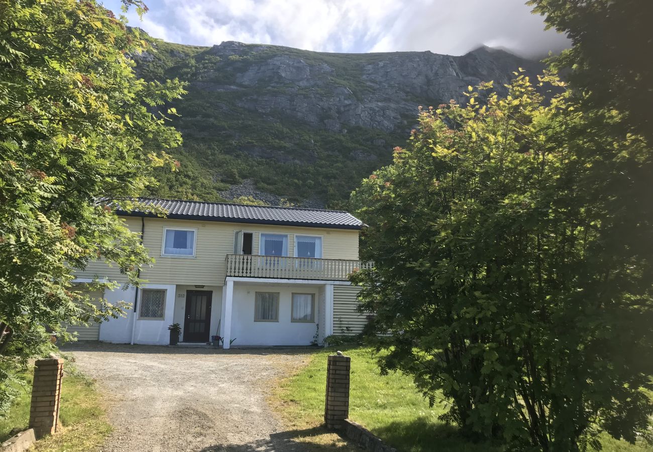 House in Flakstad - House by Ramberg Beach