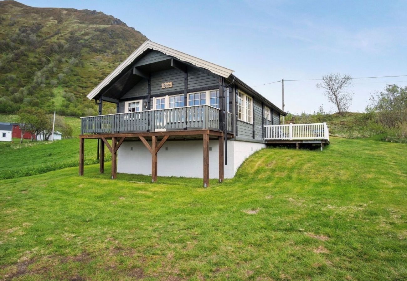 Cottage in Vestvågøy - Pollstua, cosy cabin with amazing views