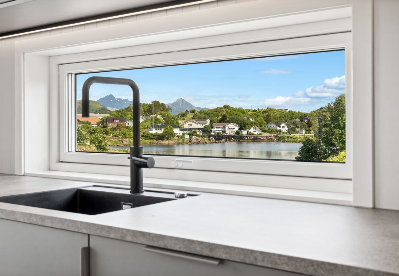 House in Ballstad - Skottinden view, Lofoten