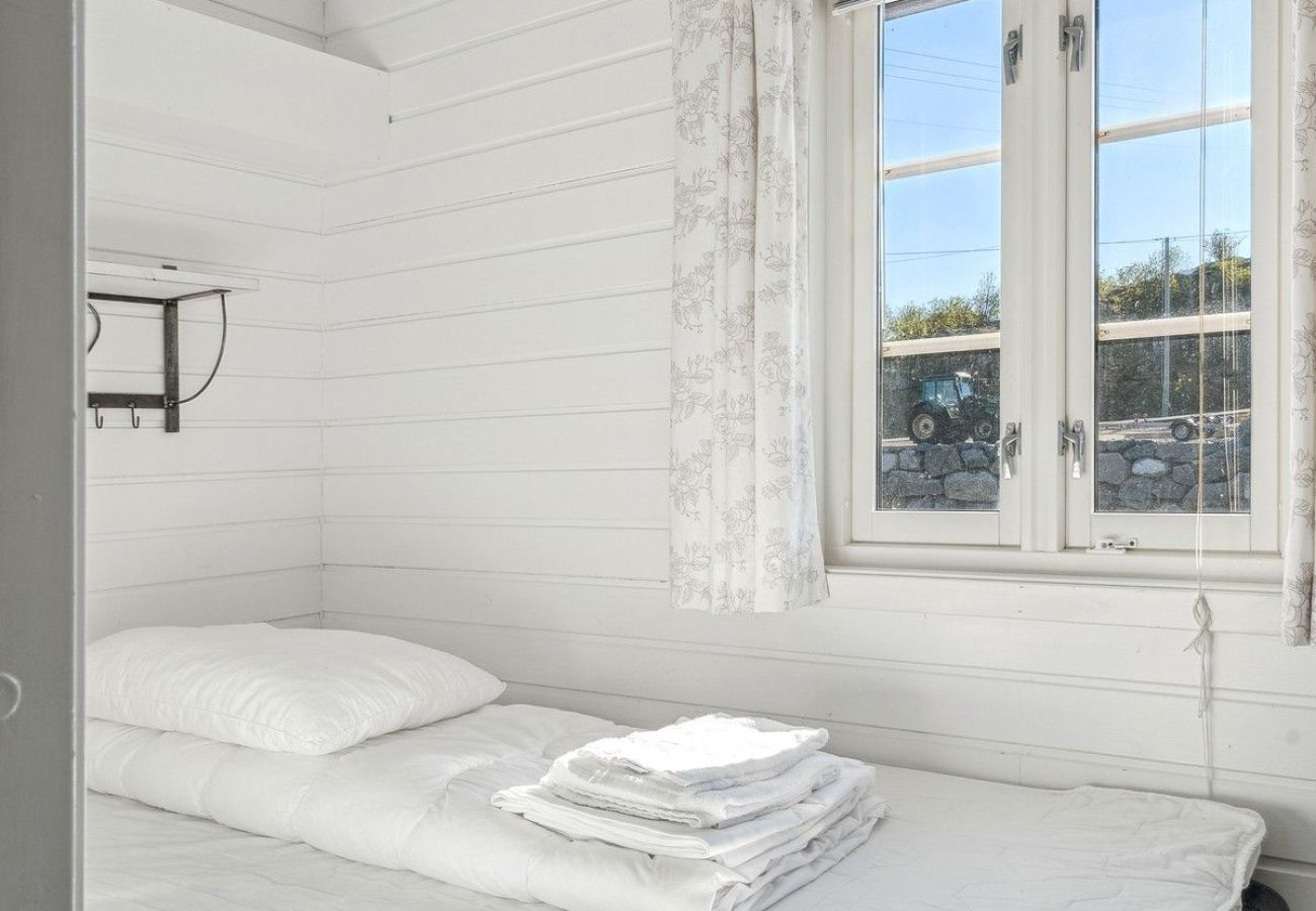 Cottage in Stamsund - Waterfront Twin Cabin A