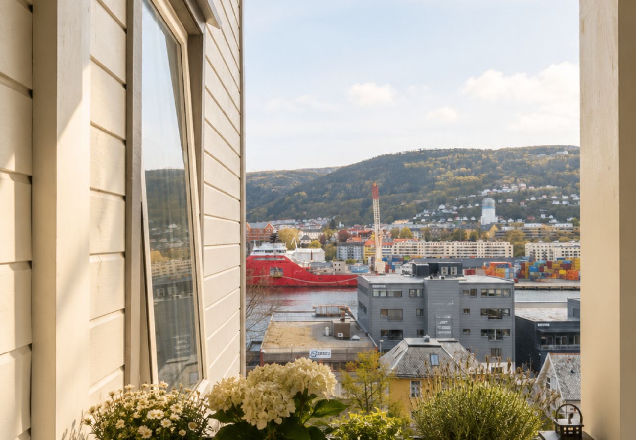 Apartment in Bergen - Bright Nordic apartment with sea & mountain views