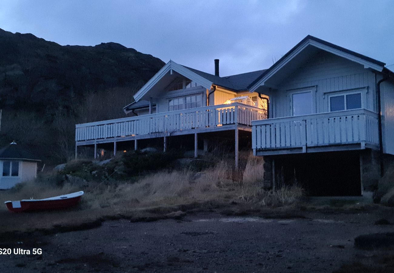 Cottage in Vestvågøy - Cosy cottage by the sea, Ballstad