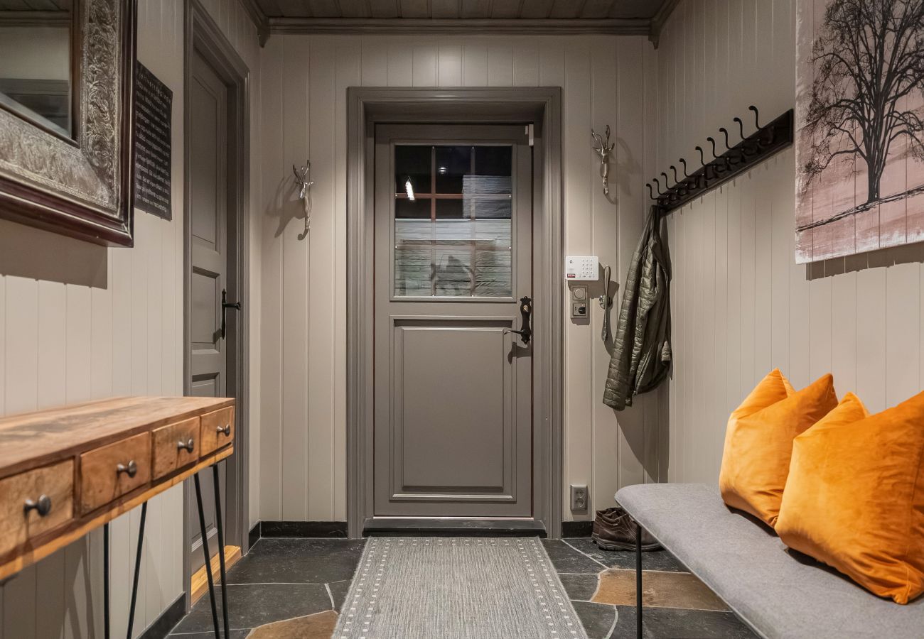 Cottage in Øyer - Spacious cabin in Hafjell with sauna, ski-inn-ski-out
