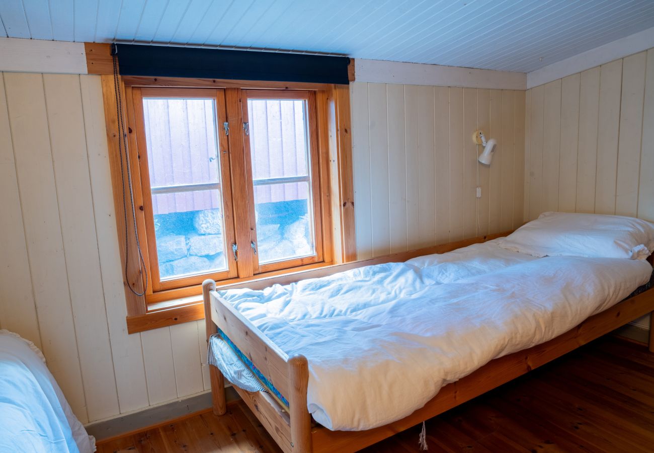 Cottage in Vestvågøy - Authentic rorbu by the sea 