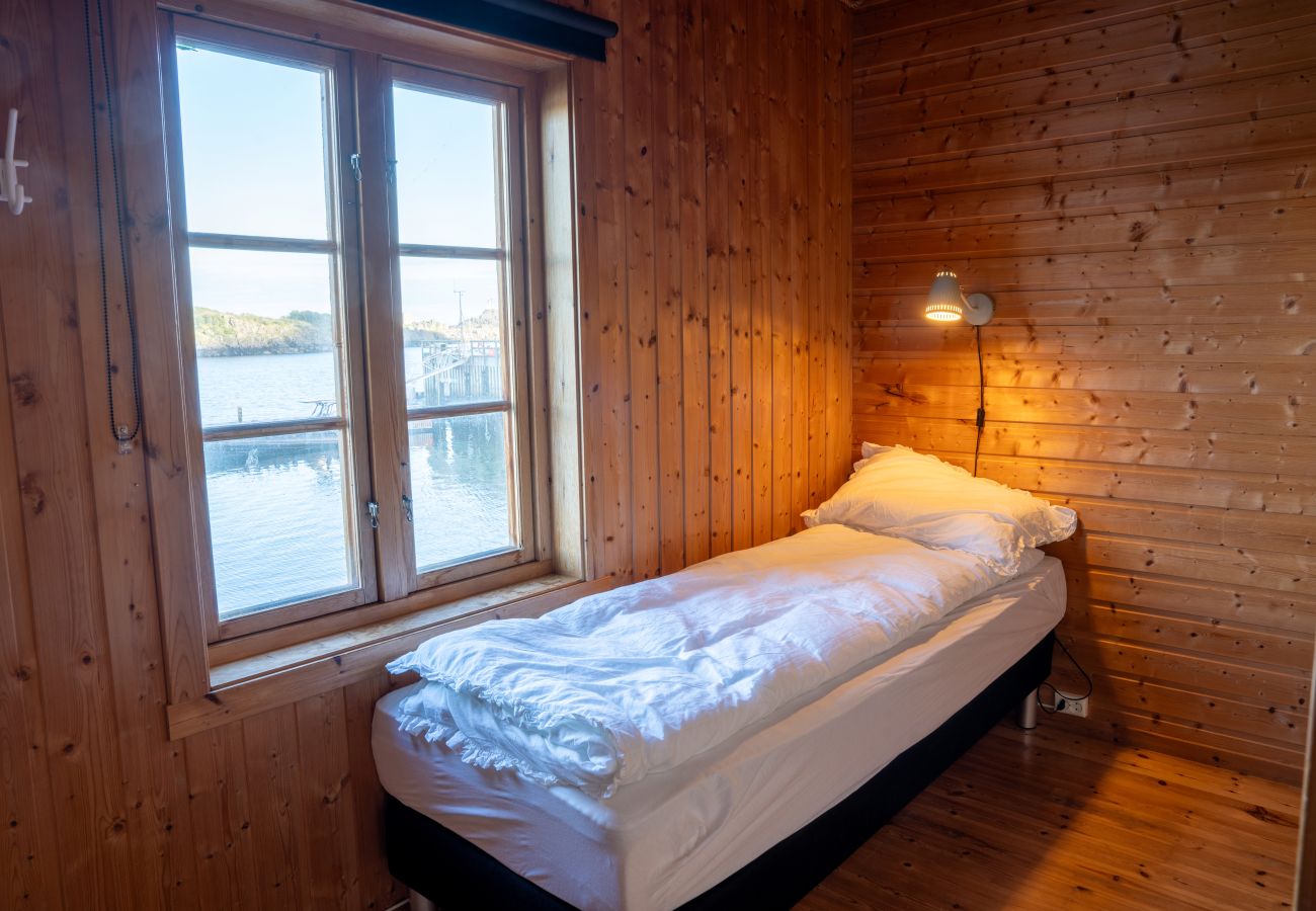 Cottage in Vestvågøy - Authentic rorbu by the sea 