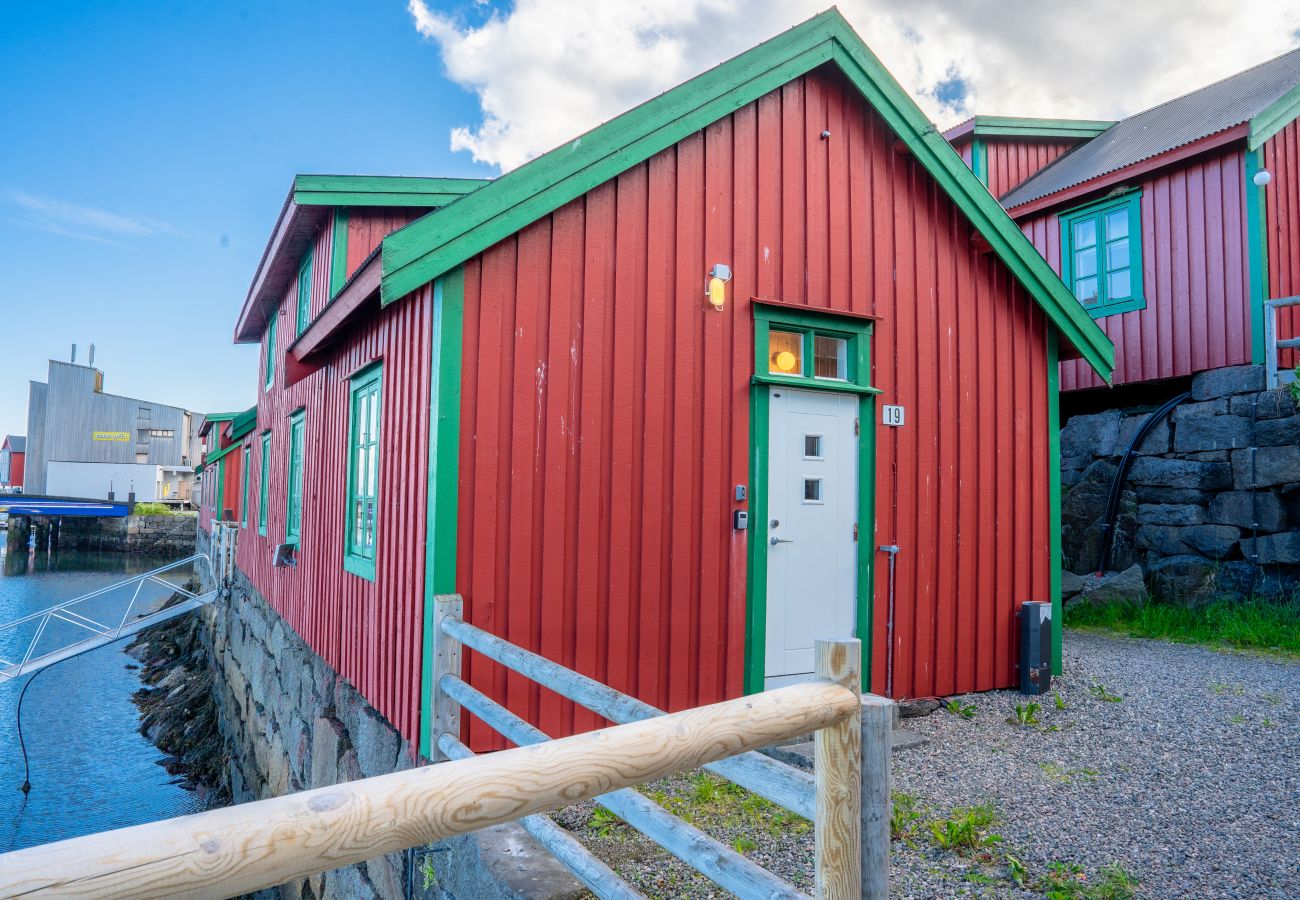 Cottage in Vestvågøy - Authentic rorbu by the sea 