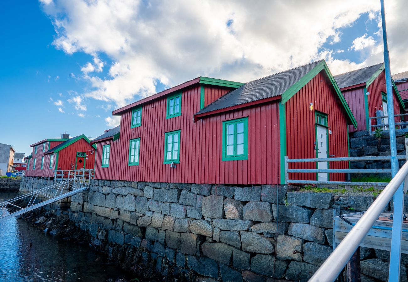 Cottage in Vestvågøy - Authentic rorbu by the sea 