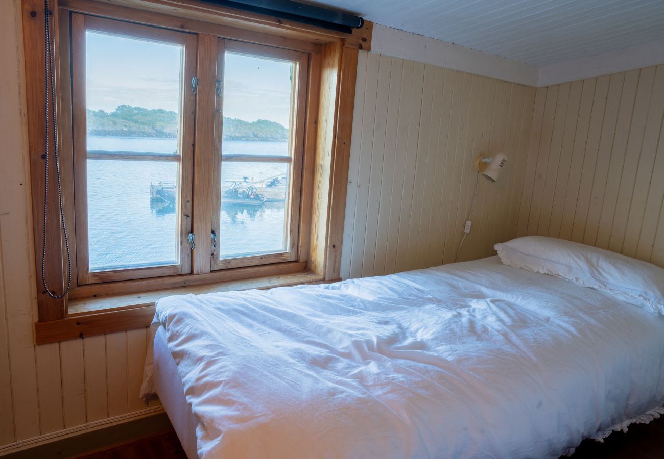 Cottage in Vestvågøy - Authentic rorbu by the sea 