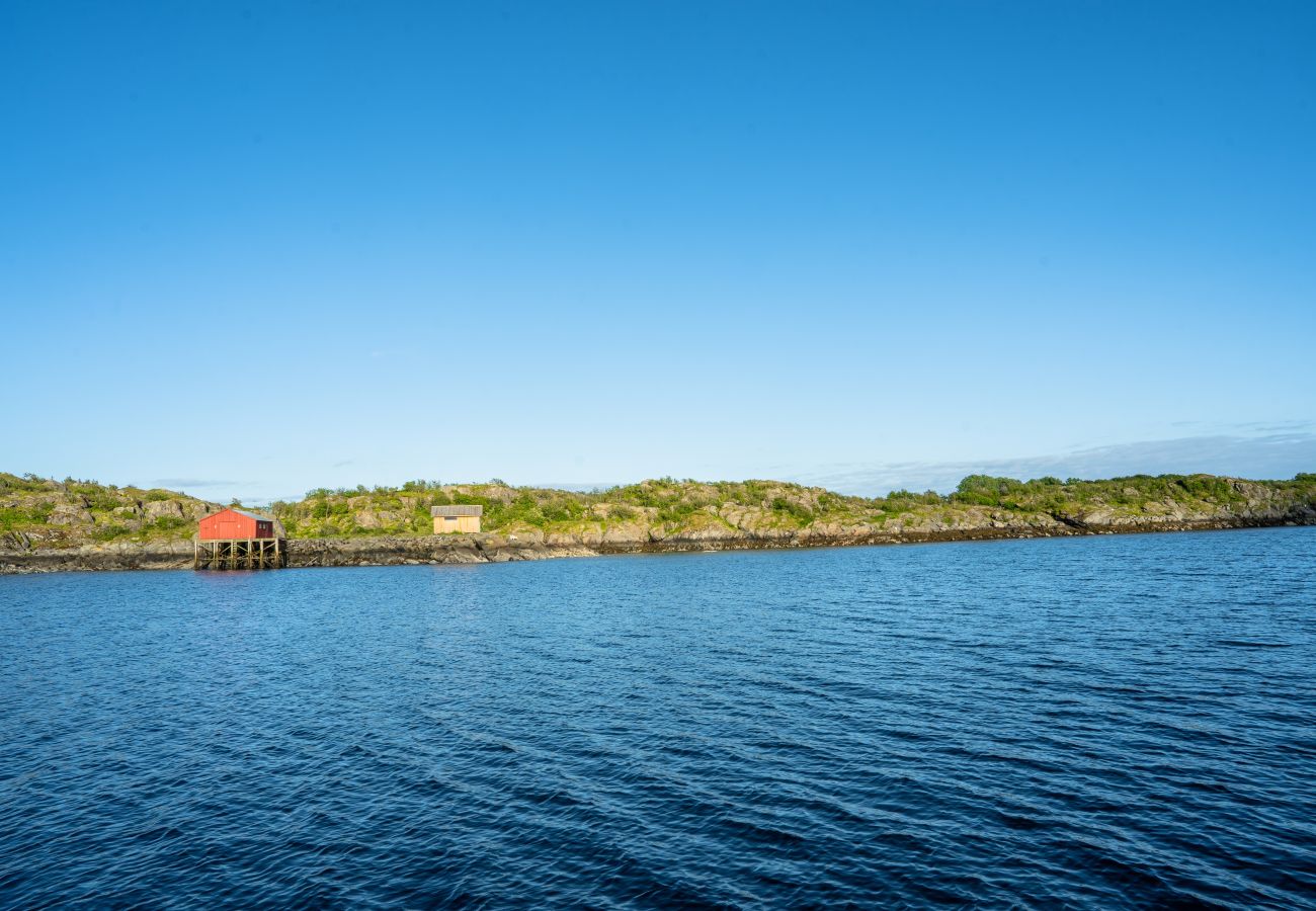 Cottage in Vestvågøy - Authentic rorbu by the sea 