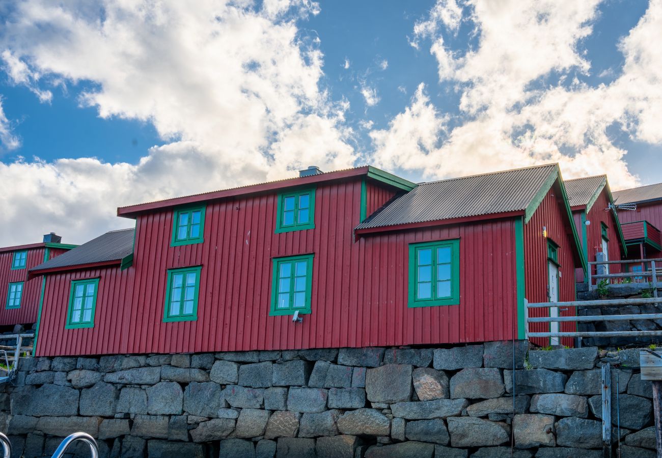 Cottage in Vestvågøy - Authentic rorbu by the sea 