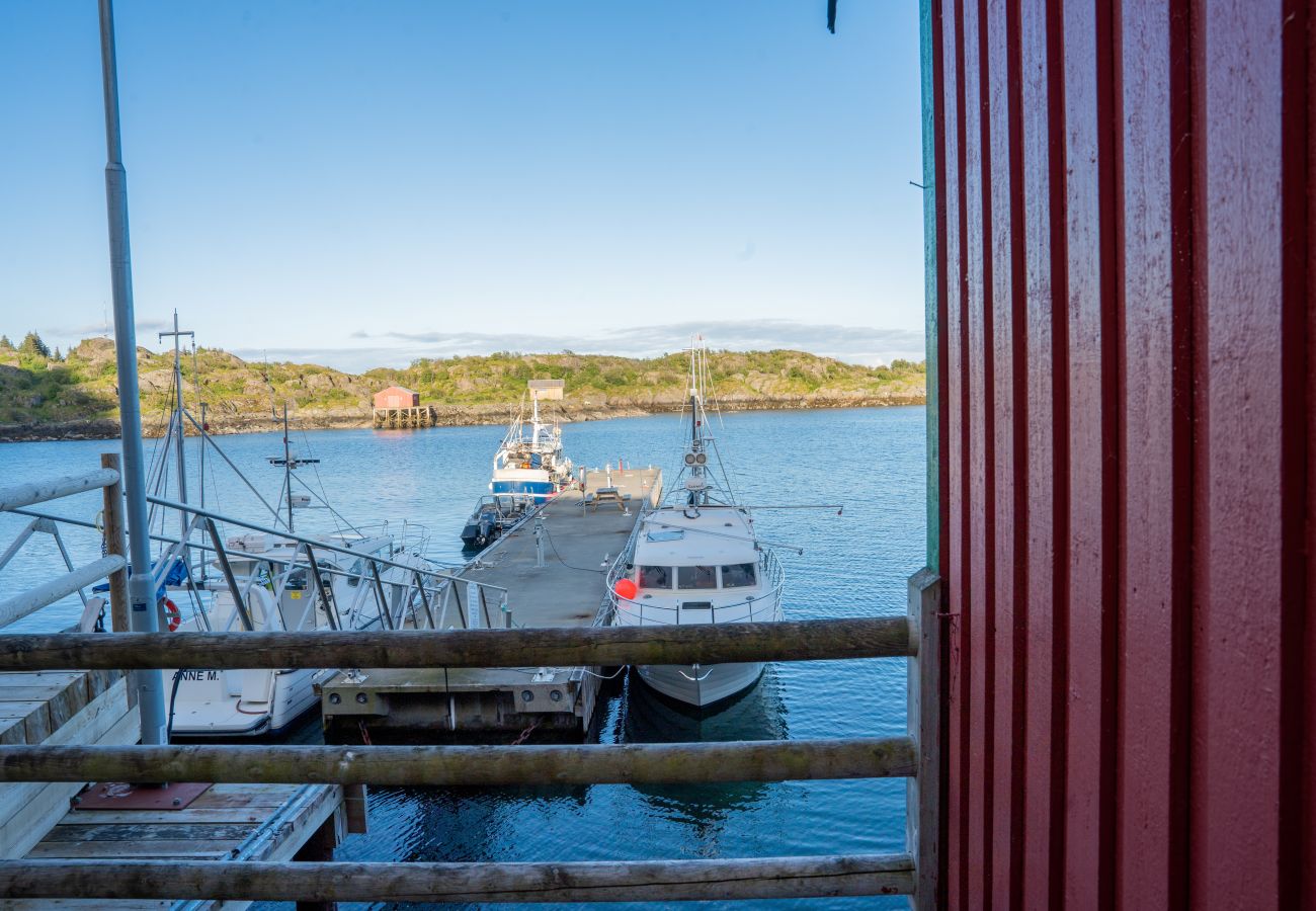 Cottage in Vestvågøy - Authentic rorbu by the sea 