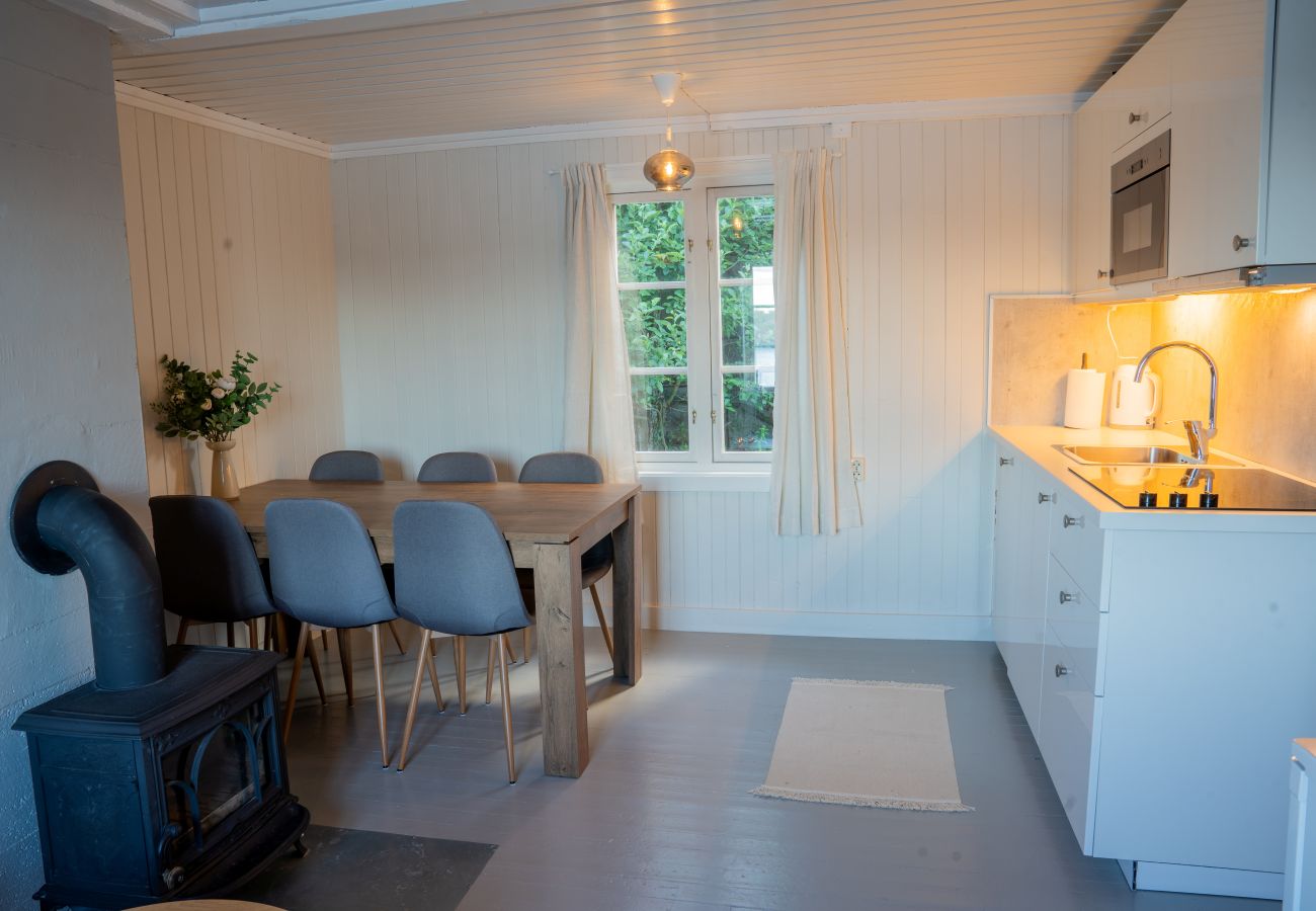 Cottage in Vestvågøy - Authentic rorbu by the sea 