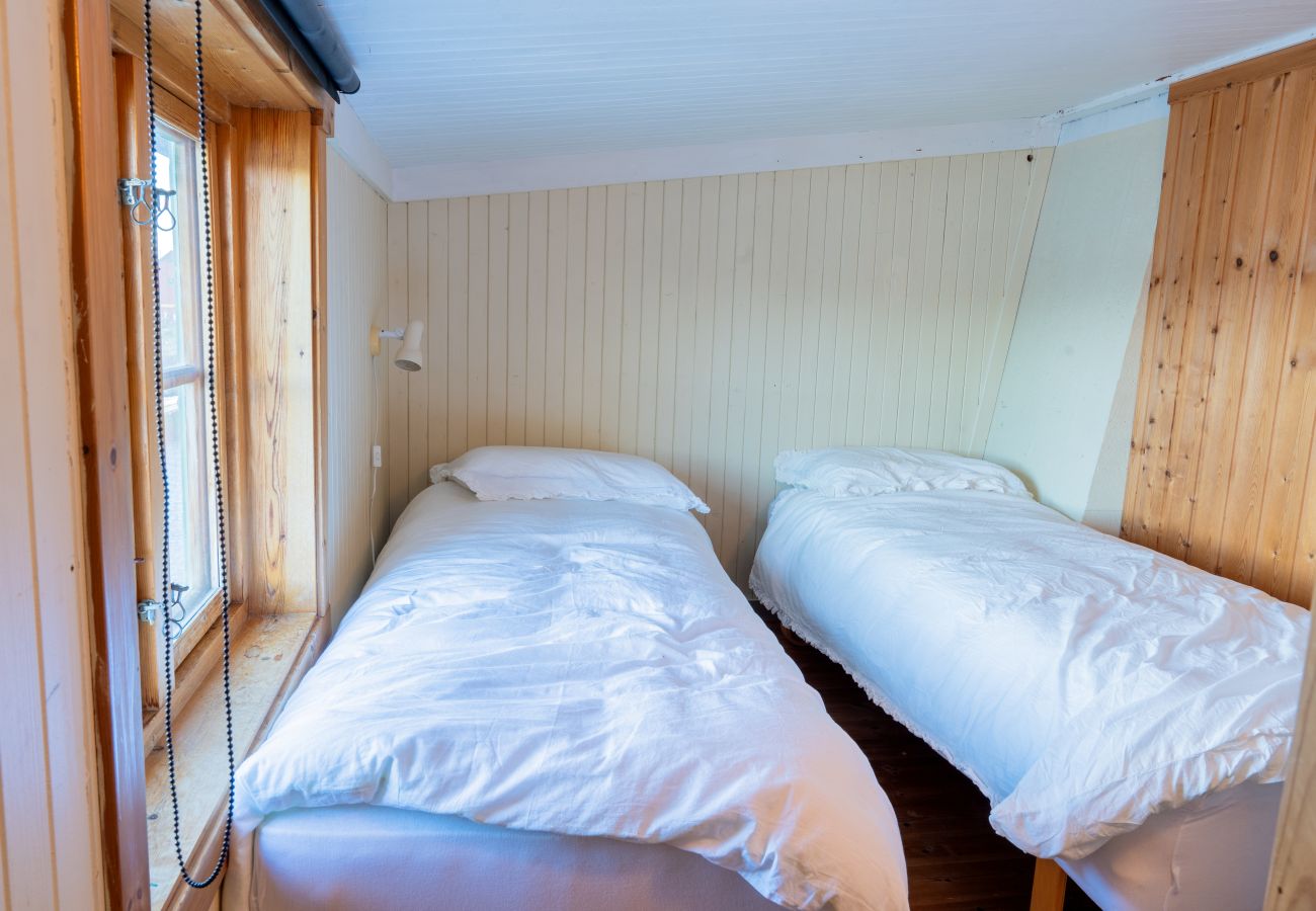 Cottage in Vestvågøy - Authentic rorbu by the sea 