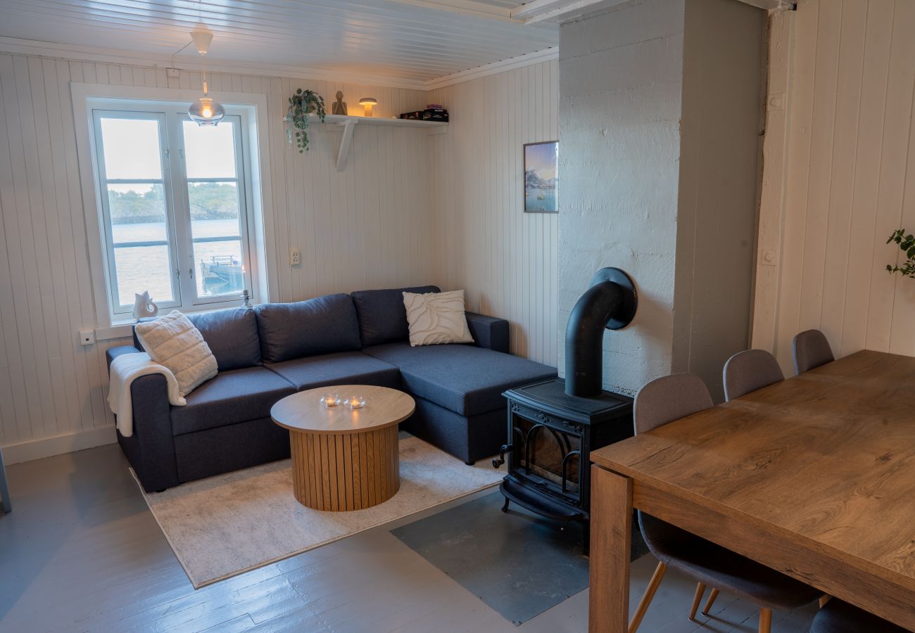 Cottage in Vestvågøy - Authentic rorbu by the sea 