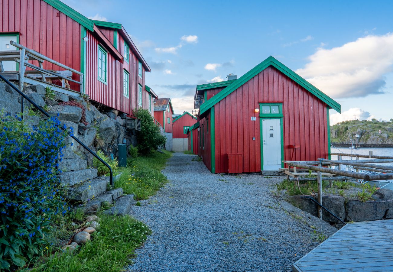 Cottage in Vestvågøy - Authentic rorbu by the sea 