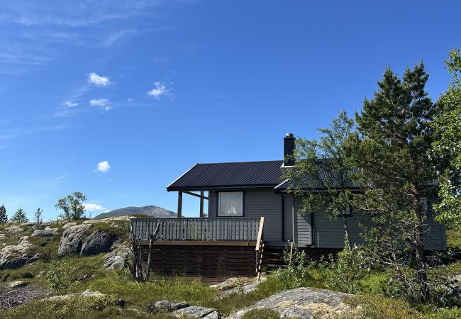 Cottage in Lødingen - Bergtussa cabin - secluded off-grid location in Lødingen Vestbygd