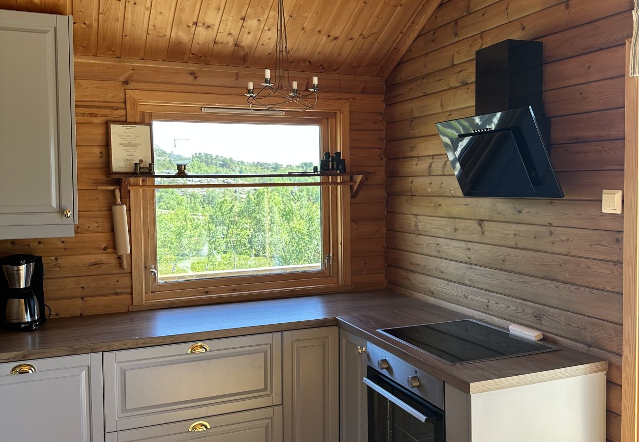 Cottage in Lødingen - Bergtussa cabin - secluded off-grid location in Lødingen Vestbygd