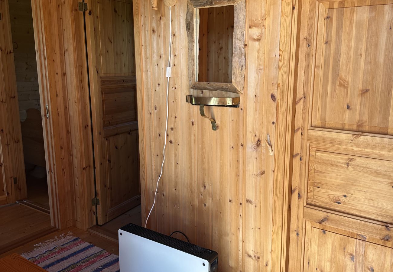 Cottage in Lødingen - Bergtussa cabin - secluded off-grid location in Lødingen Vestbygd