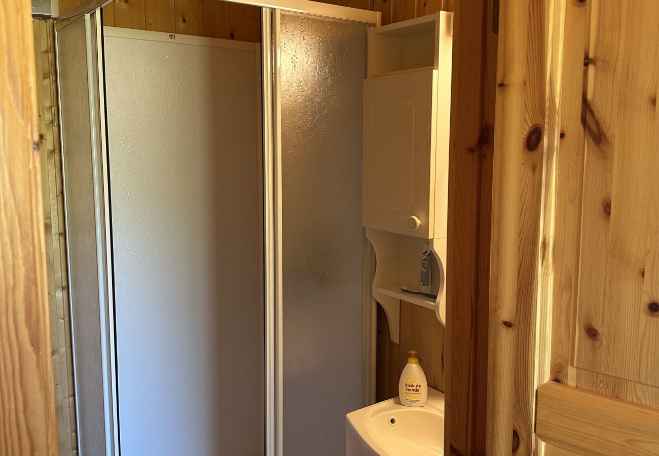 Cottage in Lødingen - Bergtussa cabin - secluded off-grid location in Lødingen Vestbygd