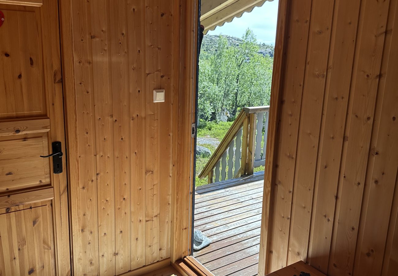 Cottage in Lødingen - Bergtussa cabin - secluded off-grid location in Lødingen Vestbygd