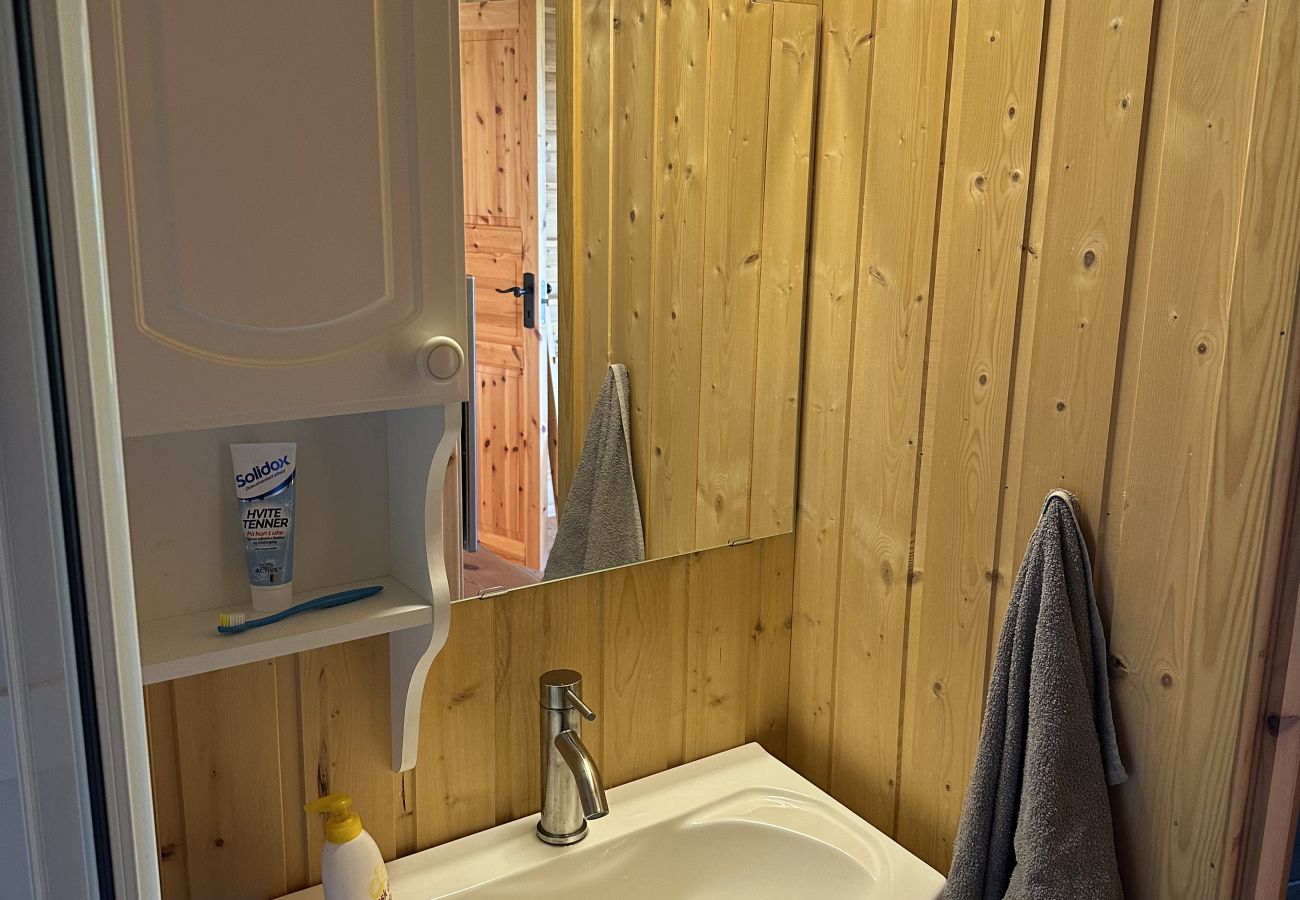 Cottage in Lødingen - Bergtussa cabin - secluded off-grid location in Lødingen Vestbygd