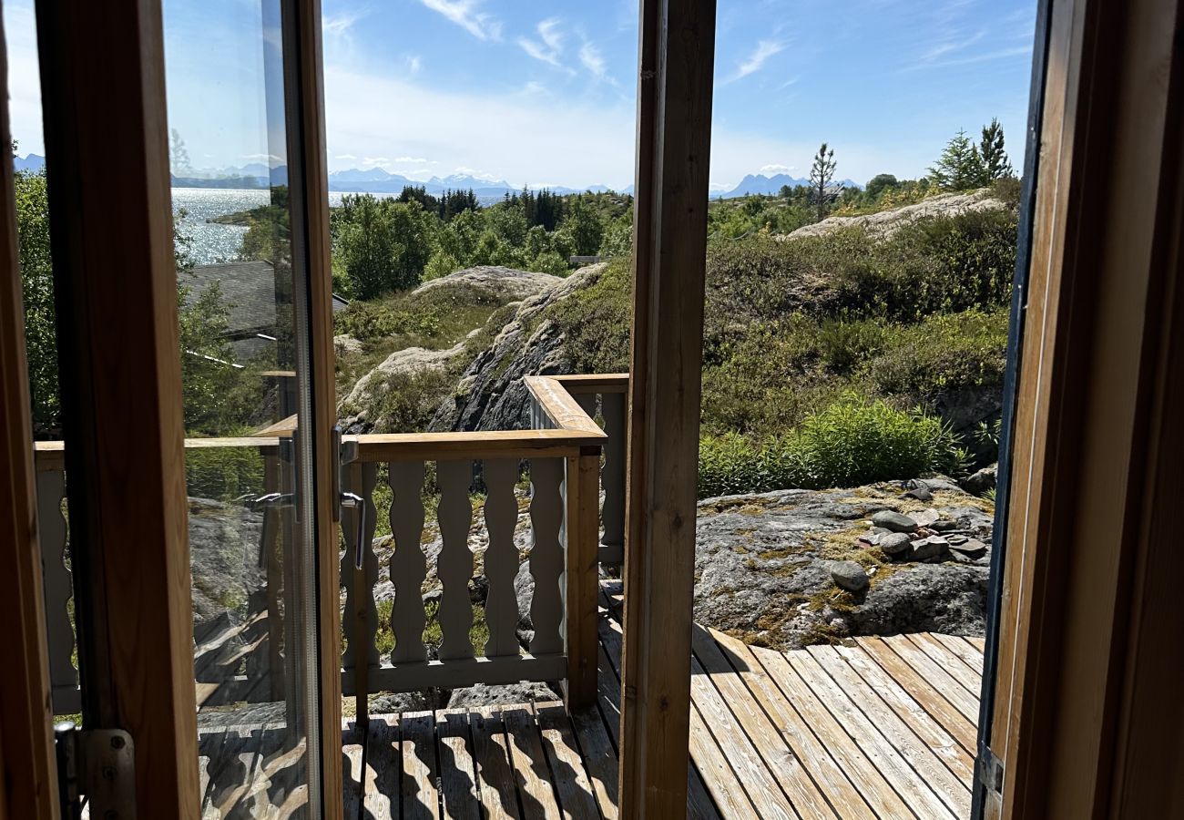 Cottage in Lødingen - Bergtussa cabin - secluded off-grid location in Lødingen Vestbygd