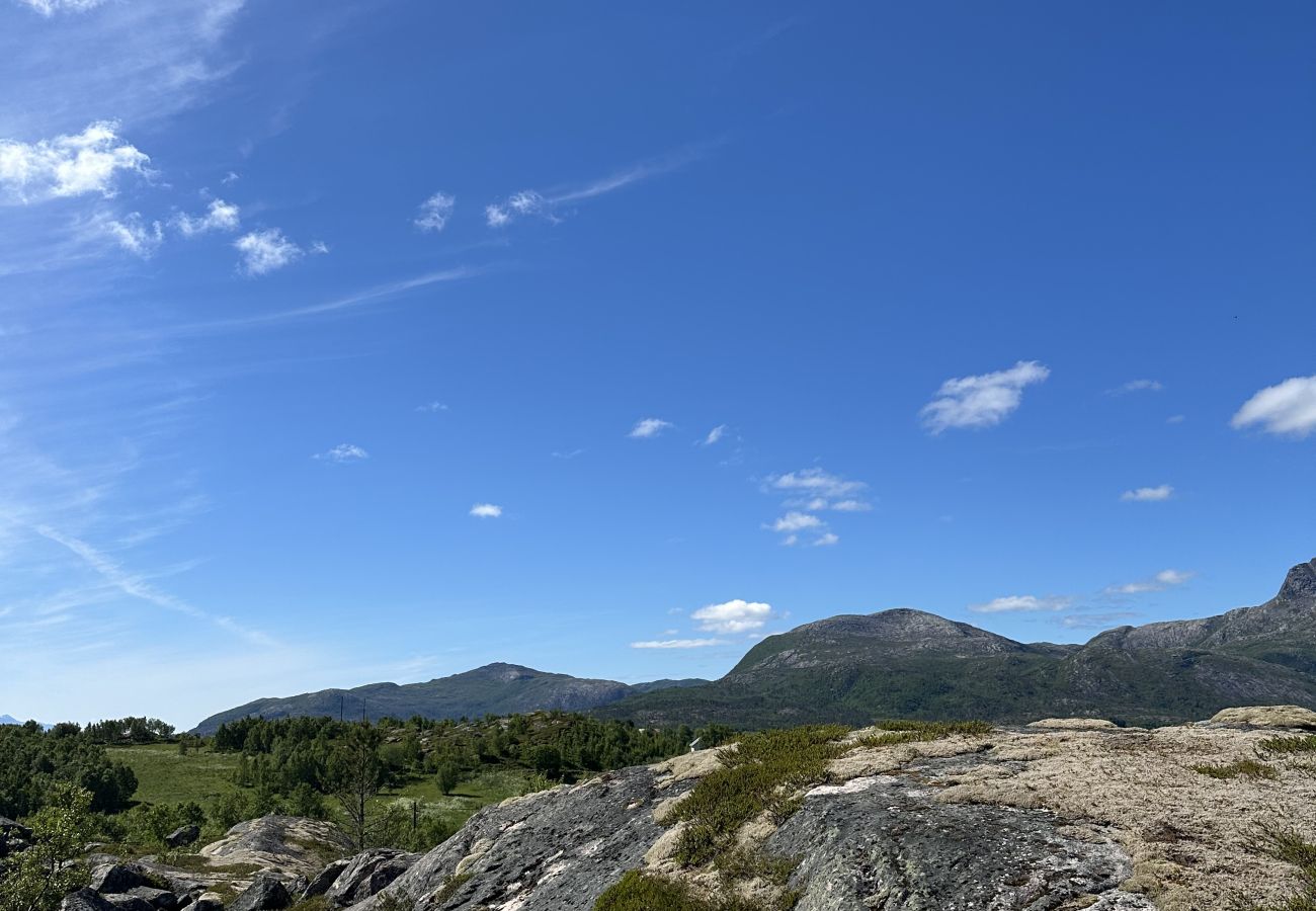Cottage in Lødingen - Bergtussa cabin - secluded off-grid location in Lødingen Vestbygd