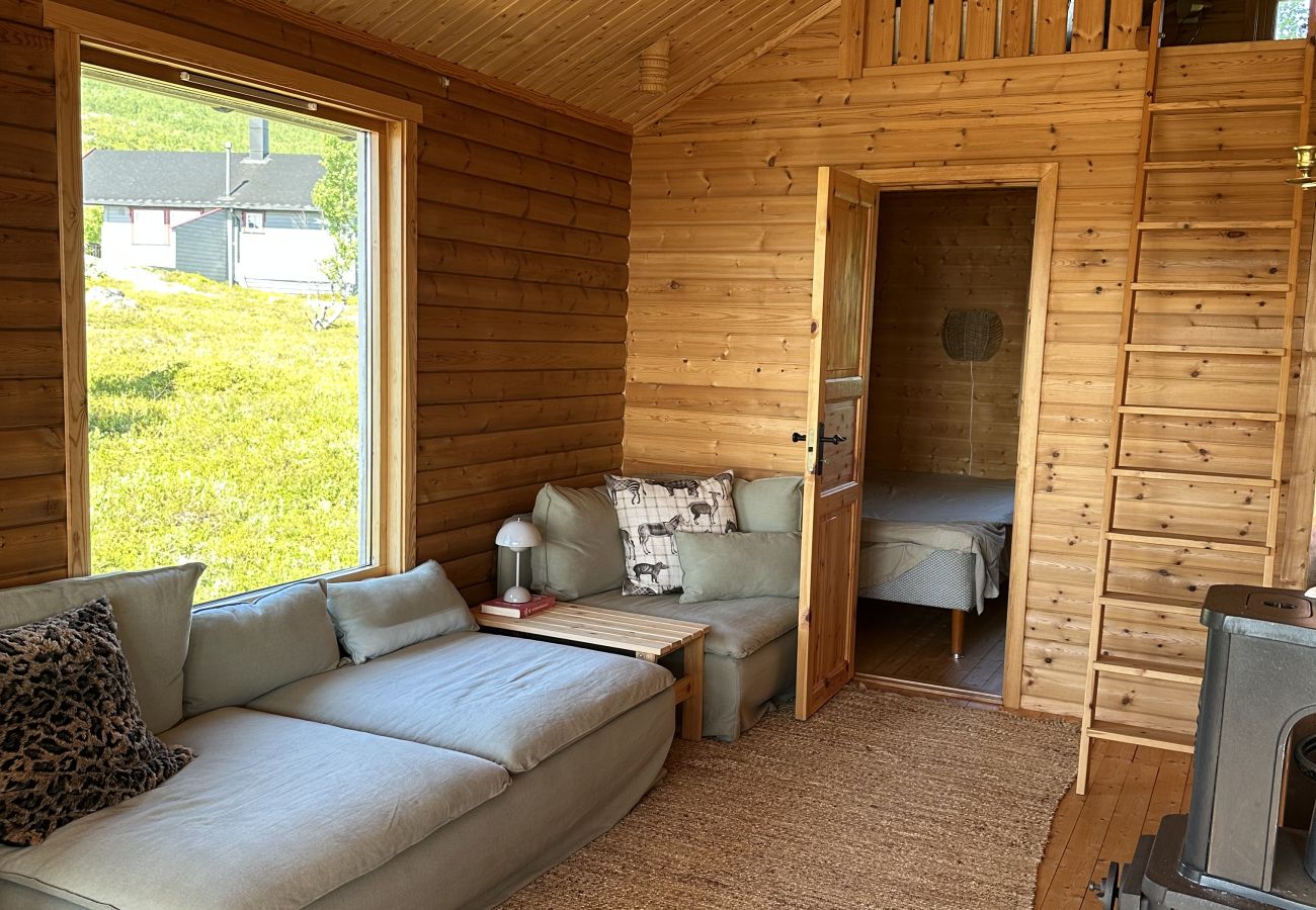 Cottage in Lødingen - Bergtussa cabin - secluded off-grid location in Lødingen Vestbygd