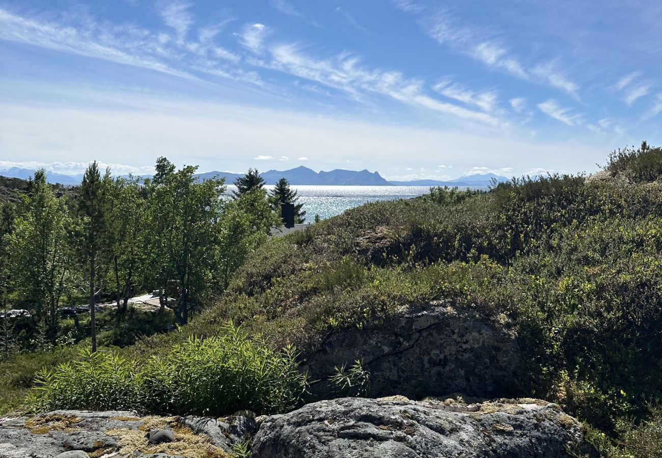 Cottage in Lødingen - Bergtussa cabin - secluded off-grid location in Lødingen Vestbygd