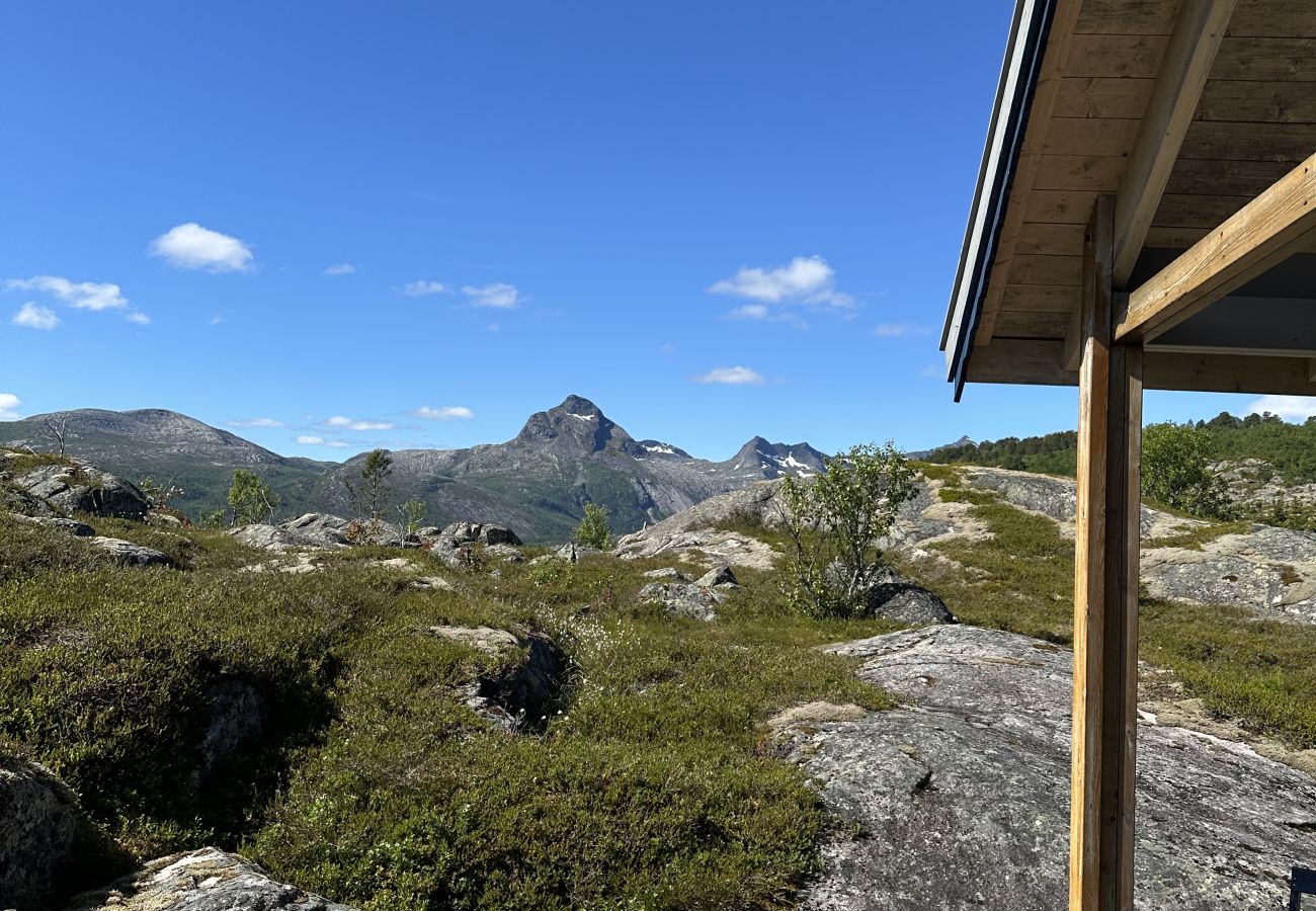 Cottage in Lødingen - Bergtussa cabin - secluded off-grid location in Lødingen Vestbygd