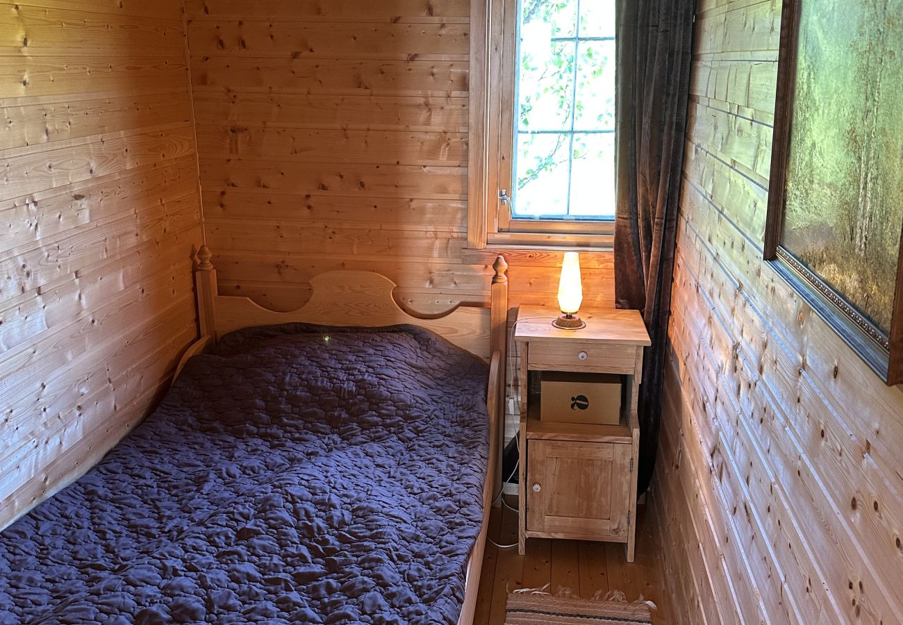 Cottage in Lødingen - Bergtussa cabin - secluded off-grid location in Lødingen Vestbygd