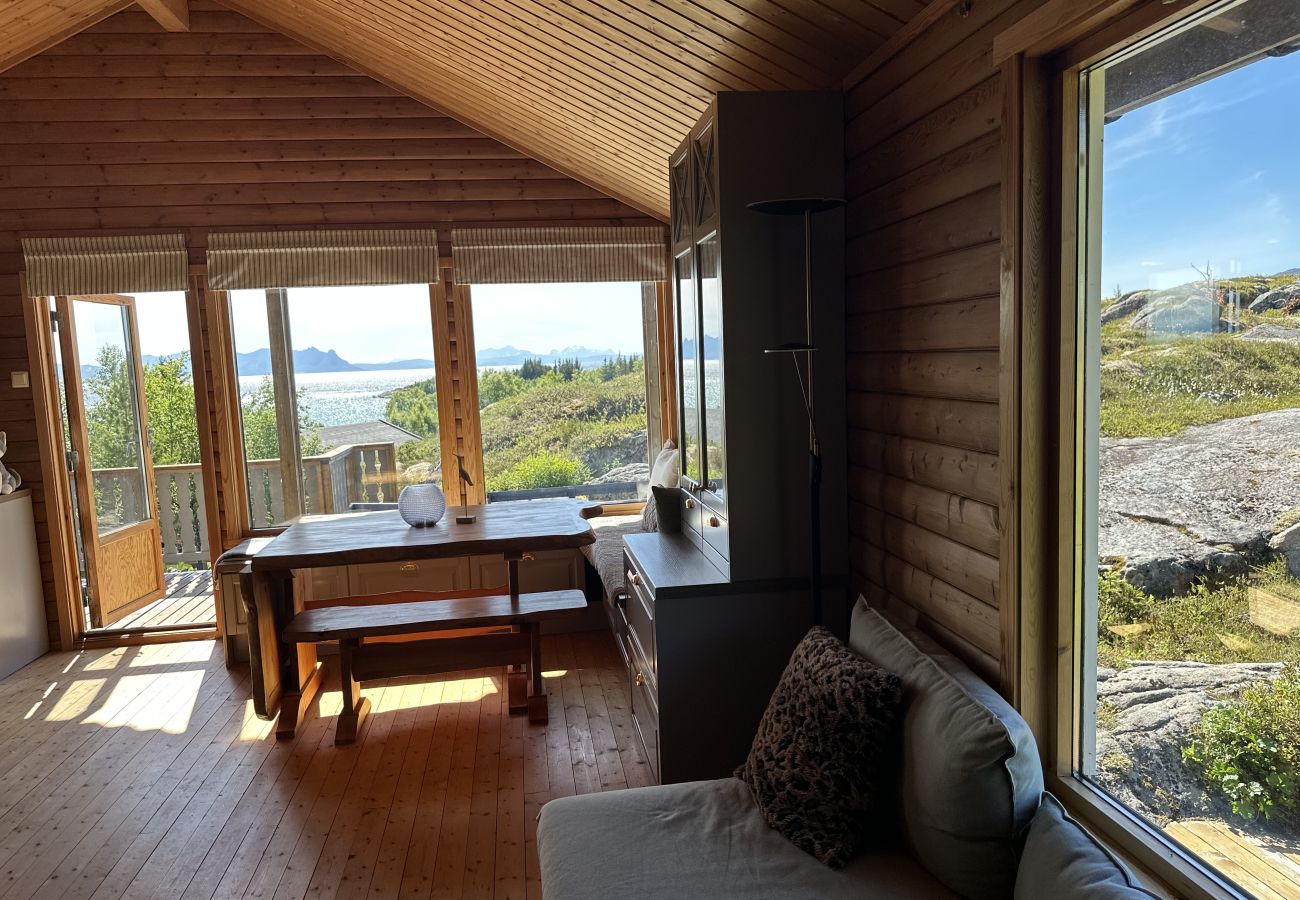Cottage in Lødingen - Bergtussa cabin - secluded off-grid location in Lødingen Vestbygd