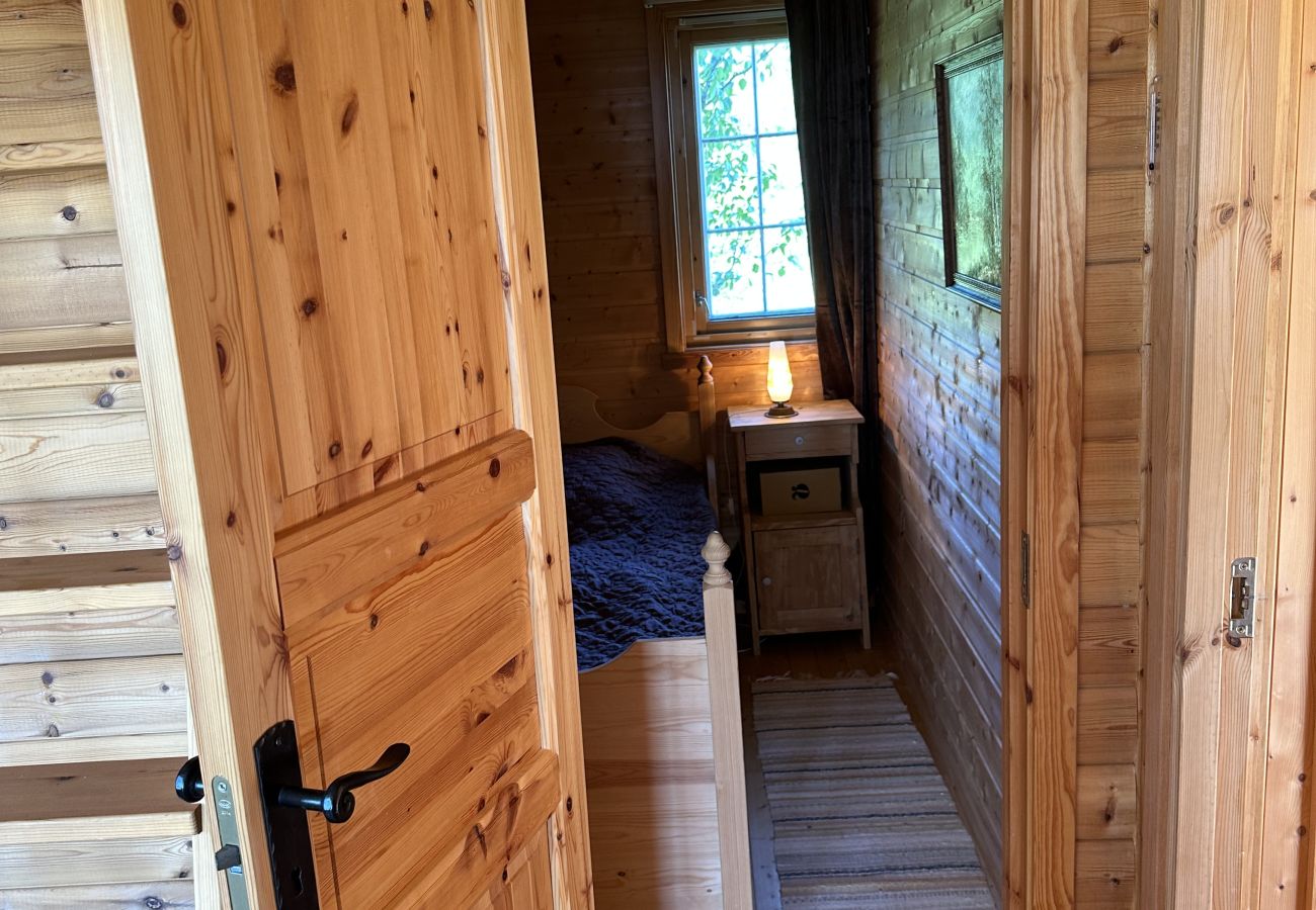 Cottage in Lødingen - Bergtussa cabin - secluded off-grid location in Lødingen Vestbygd