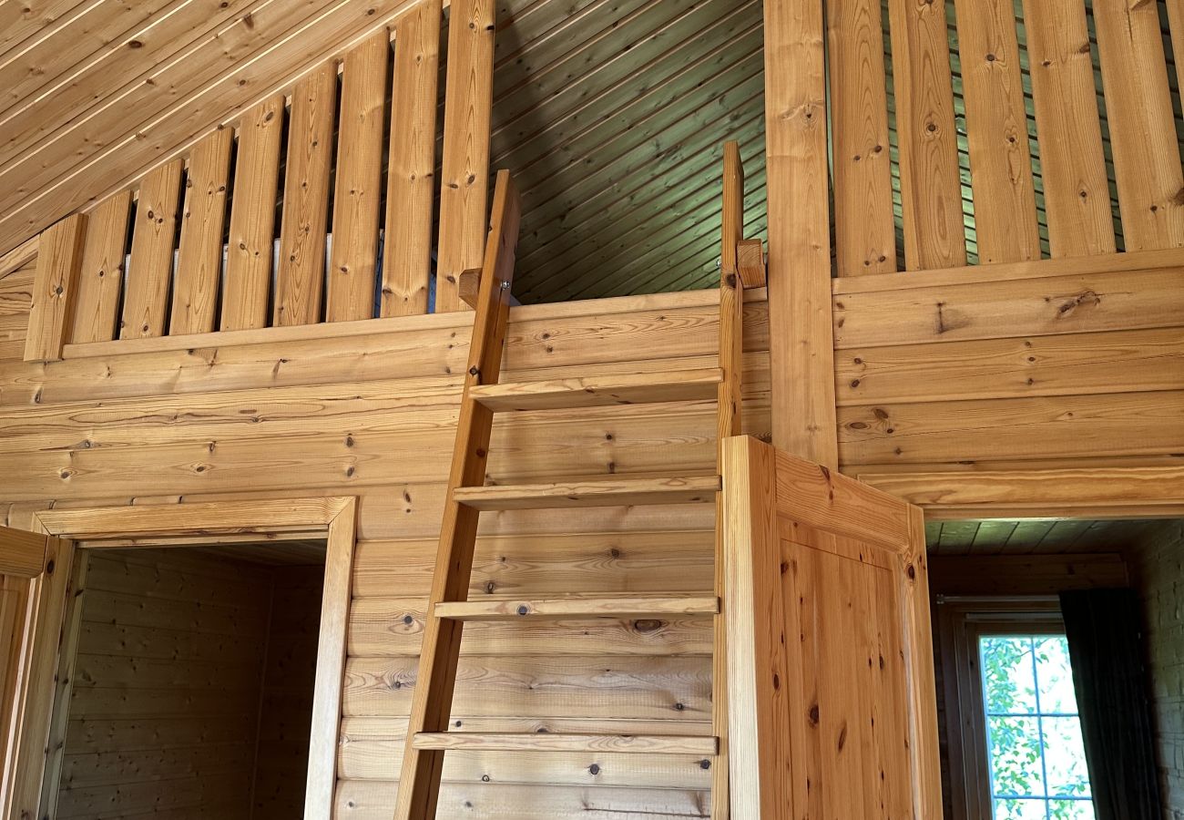 Cottage in Lødingen - Bergtussa cabin - secluded off-grid location in Lødingen Vestbygd