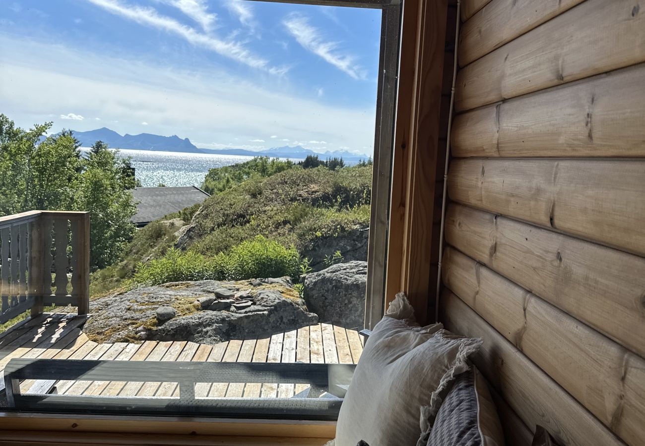 Cottage in Lødingen - Bergtussa cabin - secluded off-grid location in Lødingen Vestbygd