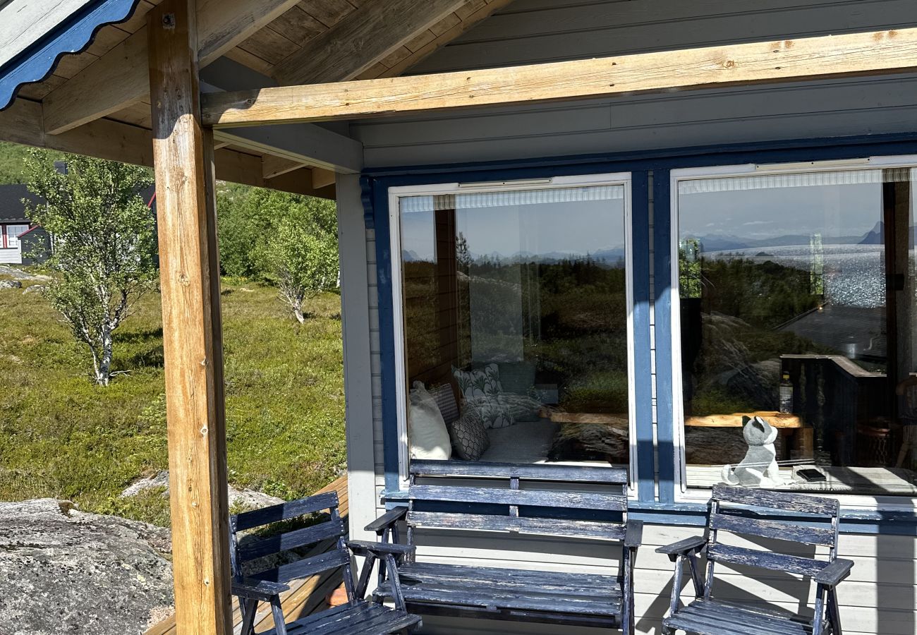 Cottage in Lødingen - Bergtussa cabin - secluded off-grid location in Lødingen Vestbygd
