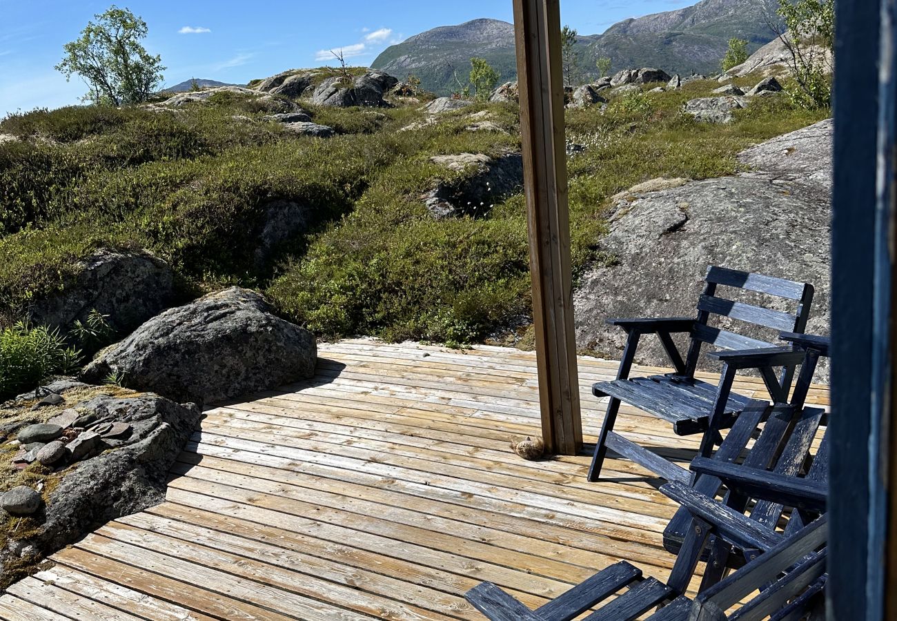 Cottage in Lødingen - Bergtussa cabin - secluded off-grid location in Lødingen Vestbygd