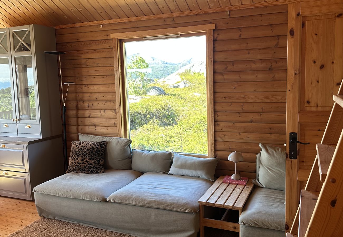 Cottage in Lødingen - Bergtussa cabin - secluded off-grid location in Lødingen Vestbygd