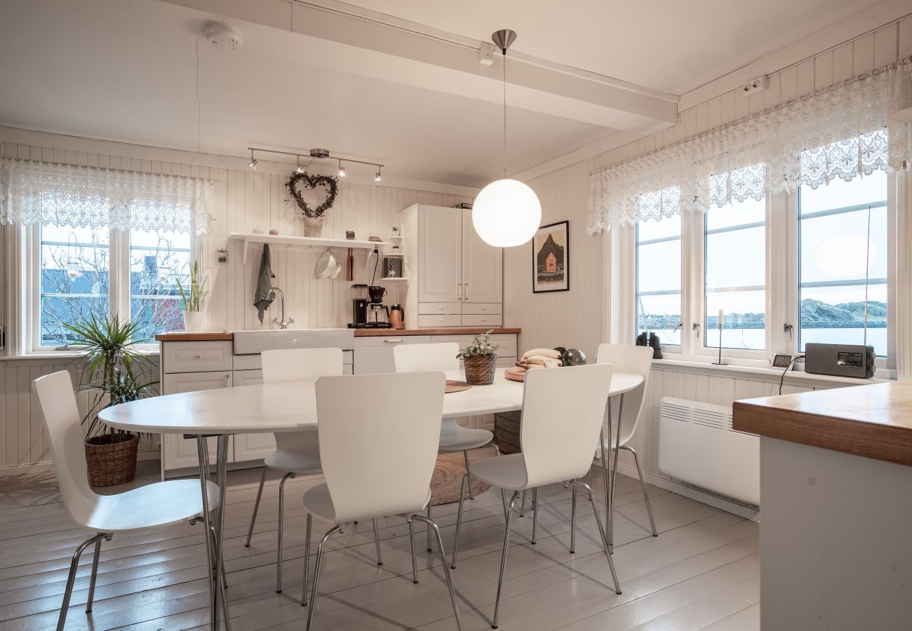 Cottage in Stamsund - Cozy seaside cabin in Stamsund