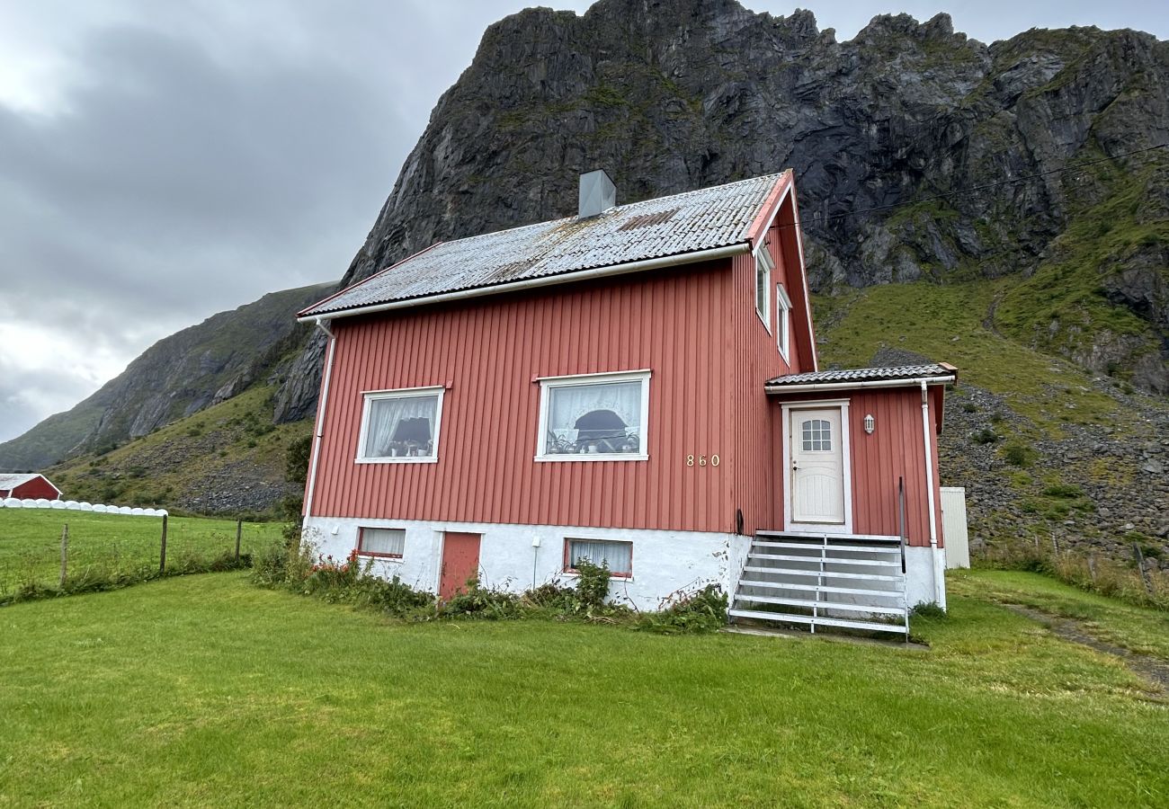 House in Vestvågøy - Midnight Sun House in Eggum, Lofoten