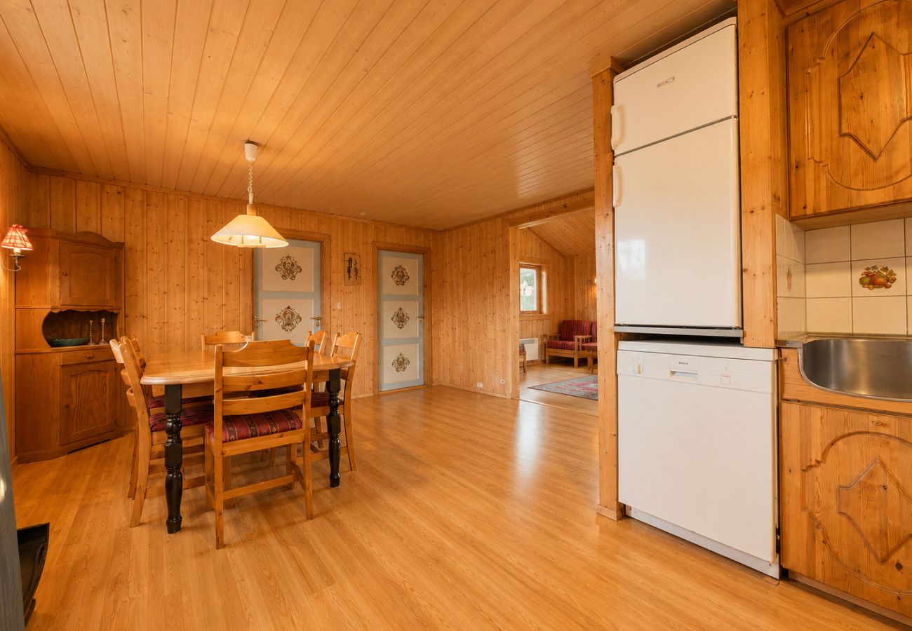 Cottage in Hol - Granbu Cabin with Ski Trails at Your Doorstep in Geilo