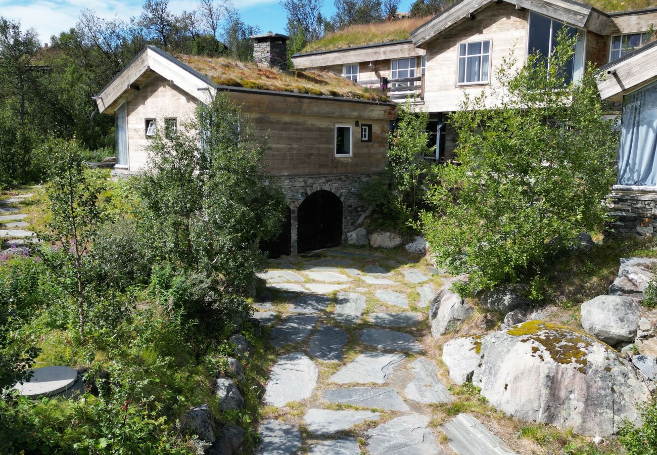 Cottage in Hol - Unique Cabin Right by the Ski Slopes in Geilo