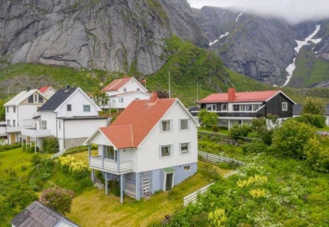 Hus i Moskenes - House by the sea Reine, Lofoten Hus i Moskenes - House by the sea Reine, Lofoten