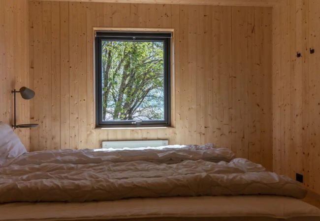 Hytte i Flakstad - Minkfarmen: Spacious seaside cabin w/scenic view Hytte i Flakstad - Minkfarmen: Spacious seaside cabin w/scenic view