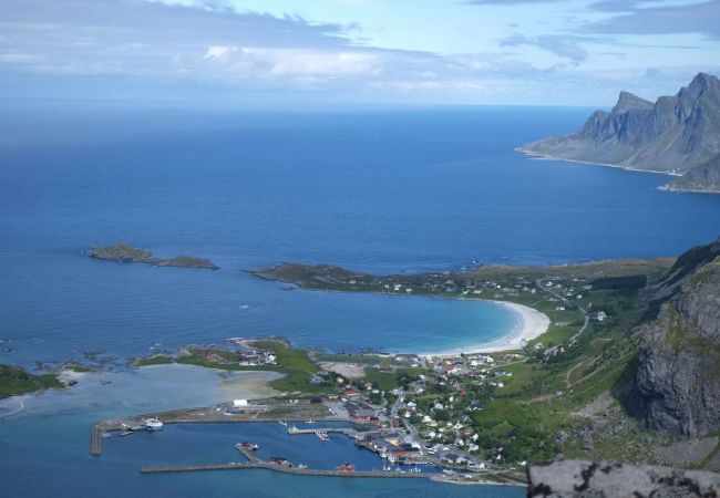 Hytte i Flakstad - Minkfarmen: Spacious seaside cabin w/scenic view Hytte i Flakstad - Minkfarmen: Spacious seaside cabin w/scenic view