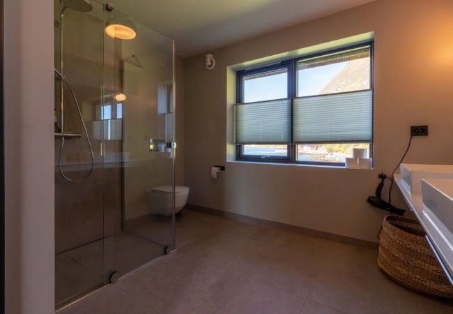 Hytte i Flakstad - Minkfarmen: Spacious seaside cabin w/scenic view Hytte i Flakstad - Minkfarmen: Spacious seaside cabin w/scenic view