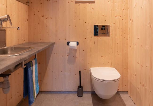 Hytte i Flakstad - Minkfarmen: Spacious seaside cabin w/scenic view Hytte i Flakstad - Minkfarmen: Spacious seaside cabin w/scenic view