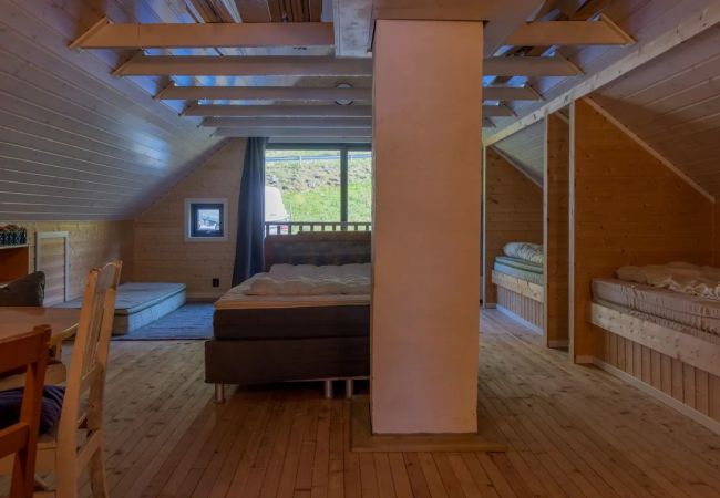 Hytte i Flakstad - Minkfarmen: Spacious seaside cabin w/scenic view Hytte i Flakstad - Minkfarmen: Spacious seaside cabin w/scenic view