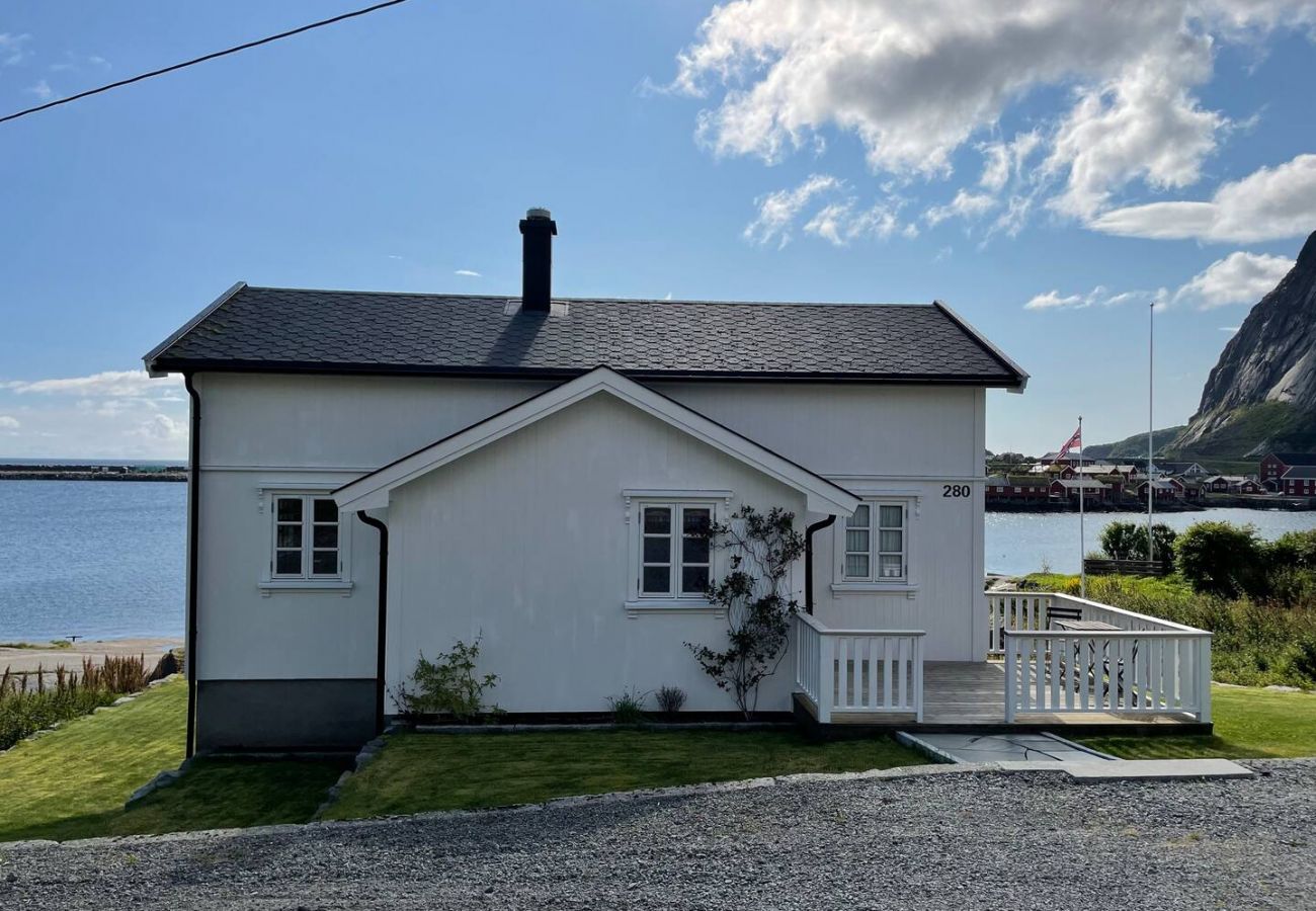 Hytte i Moskenes - Nordlandshus ved havet på Reine, Lofoten