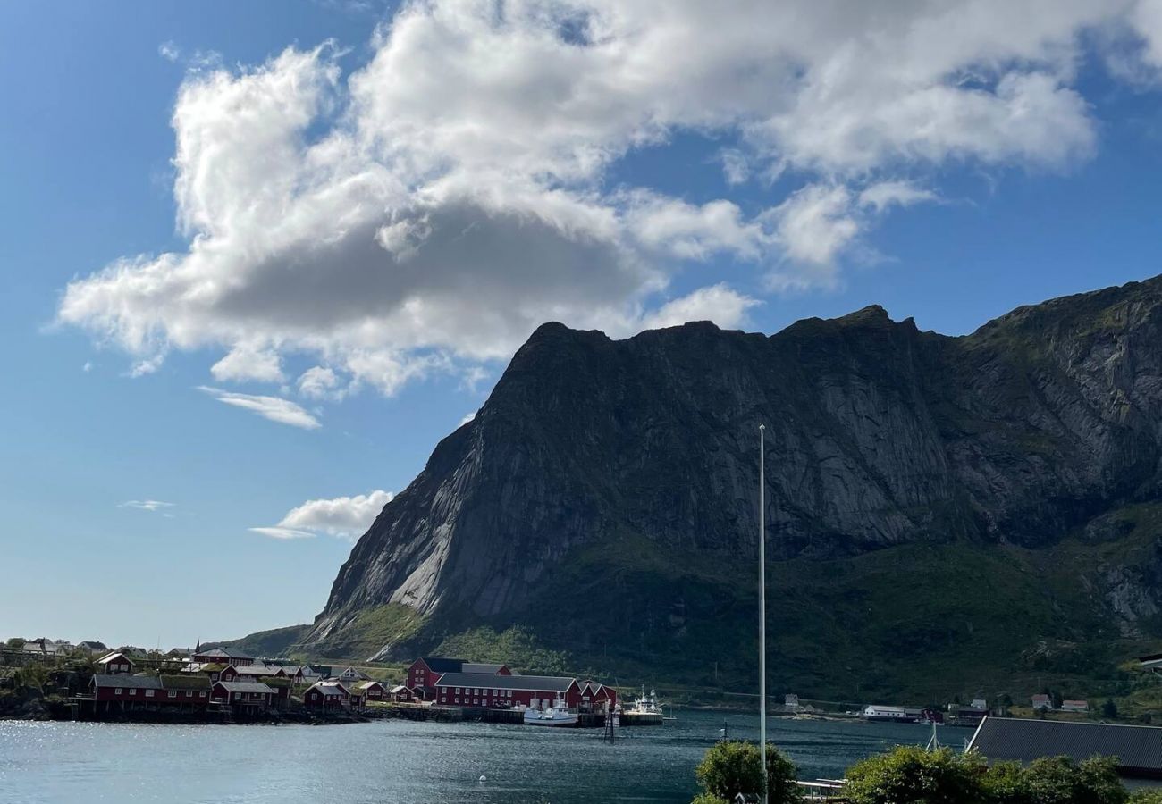 Hytte i Moskenes - Nordlandshus ved havet på Reine, Lofoten